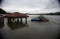 Lunes 4 de octubre. Comerciantes y prestadores de servicios turísticos del Malecón de Chiapa de Corzo, continúan con los trabajos de limpieza del lodo y desinfección en los restaurantes después de que este lugar estuviera por varios días debajo de las agu