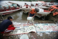 Lunes 4 de octubre. Comerciantes y prestadores de servicios turísticos del Malecón de Chiapa de Corzo, continúan con los trabajos de limpieza del lodo y desinfección en los restaurantes después de que este lugar estuviera por varios días debajo de las agu