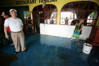 Lunes 4 de octubre. Comerciantes y prestadores de servicios turísticos del Malecón de Chiapa de Corzo, continúan con los trabajos de limpieza del lodo y desinfección en los restaurantes después de que este lugar estuviera por varios días debajo de las agu