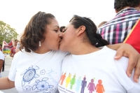 Jueves 17 de mayo del 2012. Tuxtla Gutiérrez, Chiapas. Esta tarde los grupos lésbicos y gays marchan por la Avenida Central durante las celebraciones del día mundial en contra de la homofobia.