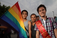Jueves 17 de mayo del 2012. Tuxtla Gutiérrez, Chiapas. Esta tarde los grupos lésbicos y gays marchan por la Avenida Central durante las celebraciones del día mundial en contra de la homofobia.
