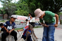 Miércoles 30 de octubre del 2013. Tuxtla Gutiérrez. Familias de las comunidades de Ixtapa bloquean la vía del libramiento sur para protestar en las instalaciones de CDI exigiendo la liberación de los recursos económicos de la región.