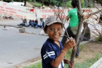 Miércoles 30 de octubre del 2013. Tuxtla Gutiérrez. Familias de las comunidades de Ixtapa bloquean la vía del libramiento sur para protestar en las instalaciones de CDI exigiendo la liberación de los recursos económicos de la región.