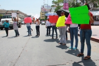 Miércoles 5 de octubre del 2012. Tuxtla Gutiérrez, Chiapas. Estudiantes de pedagogia de Chiapas cierran la avenida central  para exigir que se les otorgen plazas y trabajo a los egresados de las escuelas del estado.