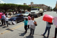 Miércoles 5 de octubre del 2012. Tuxtla Gutiérrez, Chiapas. Estudiantes de pedagogia de Chiapas cierran la avenida central  para exigir que se les otorgen plazas y trabajo a los egresados de las escuelas del estado.