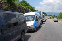 Miércoles 1 de agosto del 2012. Tuxtla Gutiérrez, Chiapas. Prestadores de servicio del autotransporte de la región de La Angostura y del Ingenio Pujiltic se manifiestan esta mañana cerrando algunas avenidas de esta ciudad.