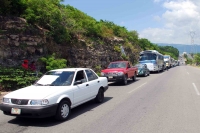Miércoles 1 de agosto del 2012. Tuxtla Gutiérrez, Chiapas. Prestadores de servicio del autotransporte de la región de La Angostura y del Ingenio Pujiltic se manifiestan esta mañana cerrando algunas avenidas de esta ciudad.