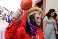 Domingo 22 de septiembre del 2019. San Cristóbal de las Casas. Los Esclavos Mercedarios, Panzudos y las representaciones satíricas de diferentes personajes acompañan la procesión durante El Anuncio de la Fiesta del Barrio de la Merced