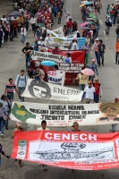 Domingo 10 de noviembre del 2013. Tuxtla Gutiérrez.  El contingente de la marcha del movimiento magisterial avanza sobre el oriente de Tuxtla para encontrarse con elementos de la policía sectorial.