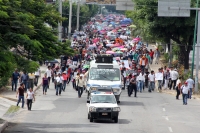 Domingo 10 de noviembre del 2013. Tuxtla Gutiérrez.  El contingente de la marcha del movimiento magisterial avanza sobre el oriente de Tuxtla para encontrarse con elementos de la policía sectorial.