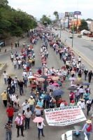 Domingo 10 de noviembre del 2013. Tuxtla Gutiérrez.  El contingente de la marcha del movimiento magisterial avanza sobre el oriente de Tuxtla para encontrarse con elementos de la policía sectorial.