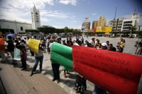 Martes 16 de noviembre. Habitantes de la colonia Magisterial de esta ciudad marchan y se manifiestan en ele edificio del gobierno estatal para exigir la intervención de las autoridades para que la obra pública sea terminada en este lugar de Tuxtla Gutiérr