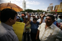 Martes 16 de noviembre. Habitantes de la colonia Magisterial de esta ciudad marchan y se manifiestan en ele edificio del gobierno estatal para exigir la intervención de las autoridades para que la obra pública sea terminada en este lugar de Tuxtla Gutiérr