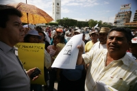 Martes 16 de noviembre. Habitantes de la colonia Magisterial de esta ciudad marchan y se manifiestan en ele edificio del gobierno estatal para exigir la intervención de las autoridades para que la obra pública sea terminada en este lugar de Tuxtla Gutiérr
