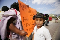 Martes 16 de noviembre. Habitantes de la colonia Magisterial de esta ciudad marchan y se manifiestan en ele edificio del gobierno estatal para exigir la intervención de las autoridades para que la obra pública sea terminada en este lugar de Tuxtla Gutiérr