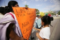 Martes 16 de noviembre. Habitantes de la colonia Magisterial de esta ciudad marchan y se manifiestan en ele edificio del gobierno estatal para exigir la intervención de las autoridades para que la obra pública sea terminada en este lugar de Tuxtla Gutiérr