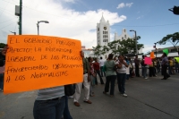 Manifestación en el Centro.  Este medio día se manifiestan pedagogos en el cruce de la Avenida y Calle Central para exigir la apertura de plazas de trabajo para los egresados de las Escuelas Normales