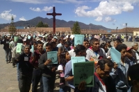 Foto/Miradasur. Martes 15 de febrero. Durante la reunión de Catequistas de la Diocesis de San Cristóbal de las Casas se realizo una peregrinación encabezada por Don Felipe Arismendi Esquivel y de Enrique Díaz Díaz Obispos de esta diócesis.