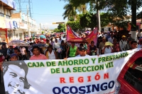 Maestros afiliados a diferentes organizaciones políticas marchan por las avenidas de la ciudad bloqueando varias arterias viales.