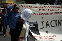Maestros del sistema estatal afiliados a la Sección 40 continúan realizando plantones y marchas en el primer cuadro de la ciudad de Tuxtla Gutiérrez, mientras que los estudiantes de la Escuela Intercultural Bilingüe Jacinto Canek piden que se habrán carte