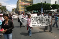 Maestros del sistema estatal afiliados a la Sección 40 continúan realizando plantones y marchas en el primer cuadro de la ciudad de Tuxtla Gutiérrez, mientras que los estudiantes de la Escuela Intercultural Bilingüe Jacinto Canek piden que se habrán carte