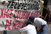Maestros del sistema estatal afiliados a la Sección 40 continúan realizando plantones y marchas en el primer cuadro de la ciudad de Tuxtla Gutiérrez, mientras que los estudiantes de la Escuela Intercultural Bilingüe Jacinto Canek piden que se habrán carte