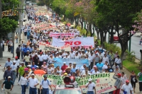 Gutiérrez/Maestros del sistema estatal afiliados a la Sección 40 continúan realizando plantones y marchas en el primer cuadro de la ciudad de Tuxtla Gutiérrez, mientras que los estudiantes de la Escuela Intercultural Bilingüe Jacinto Canek piden que se ha