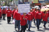 Domingo 1 de mayo del 2016. Tuxtla Gutiérrez. El infiltrado dentro de las movilizaciones gremiales de este domingo es entregado a los elementos policiacos dentro de las vallas de seguridad del edificio de la administración estatal