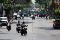 Domingo 1 de mayo del 2016. Tuxtla Gutiérrez. El infiltrado dentro de las movilizaciones gremiales de este domingo es entregado a los elementos policiacos dentro de las vallas de seguridad del edificio de la administración estatal
