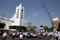 Domingo 1 de mayo del 2016. Tuxtla Gutiérrez. El infiltrado dentro de las movilizaciones gremiales de este domingo es entregado a los elementos policiacos dentro de las vallas de seguridad del edificio de la administración estatal