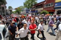 Lunes 8 de julio del 2013. Tuxtla Gutiérrez. Maestros del Bloque Democrático marchan por la avenida central de la capital del estado de Chiapas para celebrar su triunfo en las elecciones de los representantes estatales ante la SNTE y protestar en contra d