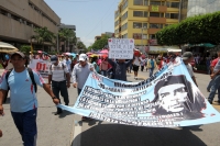 Lunes 8 de julio del 2013. Tuxtla Gutiérrez. Maestros del Bloque Democrático marchan por la avenida central de la capital del estado de Chiapas para celebrar su triunfo en las elecciones de los representantes estatales ante la SNTE y protestar en contra d