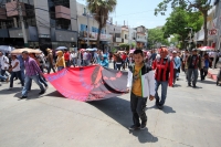 Lunes 8 de julio del 2013. Tuxtla Gutiérrez. Maestros del Bloque Democrático marchan por la avenida central de la capital del estado de Chiapas para celebrar su triunfo en las elecciones de los representantes estatales ante la SNTE y protestar en contra d