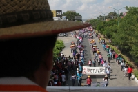 Martes 20 de noviembre del 2013. Tuxtla Gutiérrez. Durante la manifestación en conmemorativa del dÃa de la revolución, el movimiento magisterial realiza una marcha desde el crucero de La Pochota, con la singularidad que los contingentes juveniles protago Martes 20 de noviembre del 2013. Tuxtla Gutiérrez. Durante la manifestación en conmemorativa del dÃa de la revolución, el movimiento magisterial realiza una marcha desde el crucero de La Pochota, con la singularidad que los contingentes juveniles protago