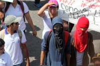 Martes 20 de noviembre del 2013. Tuxtla Gutiérrez. Durante la manifestación en conmemorativa del día de la revolución, el movimiento magisterial realiza una marcha desde el crucero de La Pochota, con la singularidad que los contingentes juveniles protago Martes 20 de noviembre del 2013. Tuxtla Gutiérrez. Durante la manifestación en conmemorativa del día de la revolución, el movimiento magisterial realiza una marcha desde el crucero de La Pochota, con la singularidad que los contingentes juveniles protago