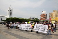 Lunes 18 de abril del 2016. Tuxtla Gutiérrez. padres de familia y profesores marchan este medio día exigiendo la libertad de los maestros detenidos en los operativos de la semana pasada.