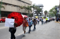 Lunes 18 de abril del 2016. Tuxtla Gutiérrez. padres de familia y profesores marchan este medio día exigiendo la libertad de los maestros detenidos en los operativos de la semana pasada.