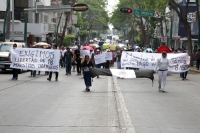 Lunes 18 de abril del 2016. Tuxtla Gutiérrez. padres de familia y profesores marchan este medio día exigiendo la libertad de los maestros detenidos en los operativos de la semana pasada.
