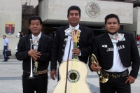 Lunes 2 de junio de 2014. Tuxtla Gutiérrez. Un mariachi sale este medio día del edificio de la administración estatal donde tocaron las golondrinas a “algún” funcionario saliente.