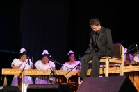 LA MARIMBA DE LOS HERMANOS DIAZ SE PRESENTA EN LA PALZA CENTRAL DE LA CIUDAD DE SAN CRISTOBAL DE LAS CASAS DONDE UN JOVEN INTERPRETE MANEJA LOS BOLILLOS MARIMBISTICOS CON LOS PIES.