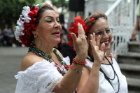 Miércoles 12 de septiembre del 2018. Tuxtla Gutiérrez. Las mujeres vestidas a la usanza zoque bailan durante el mediodí­a al festeja los 25 años de la construcción del emblemático Parque de la Marimba