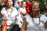 Miércoles 12 de septiembre del 2018. Tuxtla Gutiérrez. Las mujeres vestidas a la usanza zoque bailan durante el mediodí­a al festeja los 25 años de la construcción del emblemático Parque de la Marimba