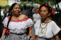 Miércoles 12 de septiembre del 2018. Tuxtla Gutiérrez. Las mujeres vestidas a la usanza zoque bailan durante el mediodí­a al festeja los 25 años de la construcción del emblemático Parque de la Marimba