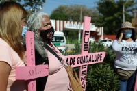 17012022. Tuxtla G. Familiares victimas de feminicidio, instalan una cruz conmemorativa en el Instituto del Deporte de Chiapas