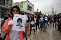 Miércoles 22 de octubre del 2014. Tuxtla Gutiérrez. Estudiantes y maestros se manifiestan marchando esta tarde en el oriente norte de la capital del estado de Chiapas en solidaridad por las familias de los desaparecidos de Ayotzinapa. Miércoles 22 de octubre del 2014. Tuxtla Gutiérrez. Estudiantes y maestros se manifiestan marchando esta tarde en el oriente norte de la capital del estado de Chiapas en solidaridad por las familias de los desaparecidos de Ayotzinapa.