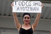 Miércoles 22 de octubre del 2014. Tuxtla Gutiérrez. Estudiantes y maestros se manifiestan marchando esta tarde en el oriente norte de la capital del estado de Chiapas en solidaridad por las familias de los desaparecidos de Ayotzinapa. Miércoles 22 de octubre del 2014. Tuxtla Gutiérrez. Estudiantes y maestros se manifiestan marchando esta tarde en el oriente norte de la capital del estado de Chiapas en solidaridad por las familias de los desaparecidos de Ayotzinapa.
