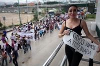 Miércoles 22 de octubre del 2014. Tuxtla Gutiérrez. Estudiantes y maestros se manifiestan marchando esta tarde en el oriente norte de la capital del estado de Chiapas en solidaridad por las familias de los desaparecidos de Ayotzinapa.