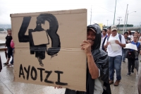 Miércoles 22 de octubre del 2014. Tuxtla Gutiérrez. Estudiantes y maestros se manifiestan marchando esta tarde en el oriente norte de la capital del estado de Chiapas en solidaridad por las familias de los desaparecidos de Ayotzinapa.
