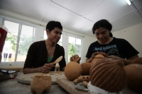 Lunes 11 de octubre. El artista japonés Masafumi Hosumi trabaja junto con los aprendices y estudiantes de la escuela de artes plásticas de la UNICACH en el simposium internacional de escultura que se realiza durante esta semana en esta ciudad.