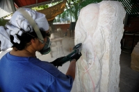 Lunes 11 de octubre. El artista japonés Masafumi Hosumi trabaja junto con los aprendices y estudiantes de la escuela de artes plásticas de la UNICACH en el simposium internacional de escultura que se realiza durante esta semana en esta ciudad.